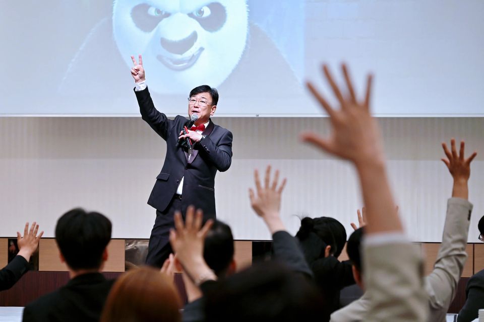 객석의 참여를 이끌며 무대에서 진행하는 MC