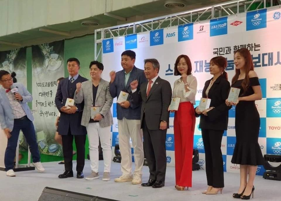 위촉식 무대 참석자 단체 촬영 장면
