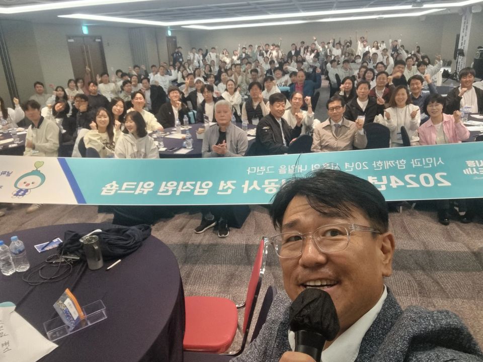대형 홀 객석 단체 촬영 장면