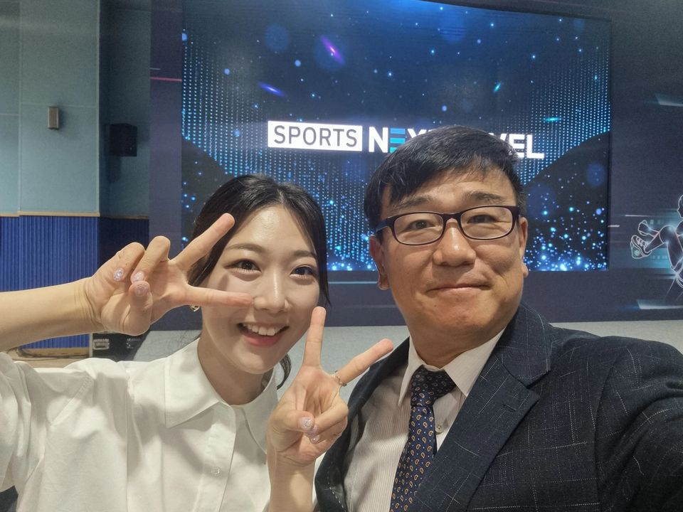 LED 무대 배경 앞 현장 촬영 장면