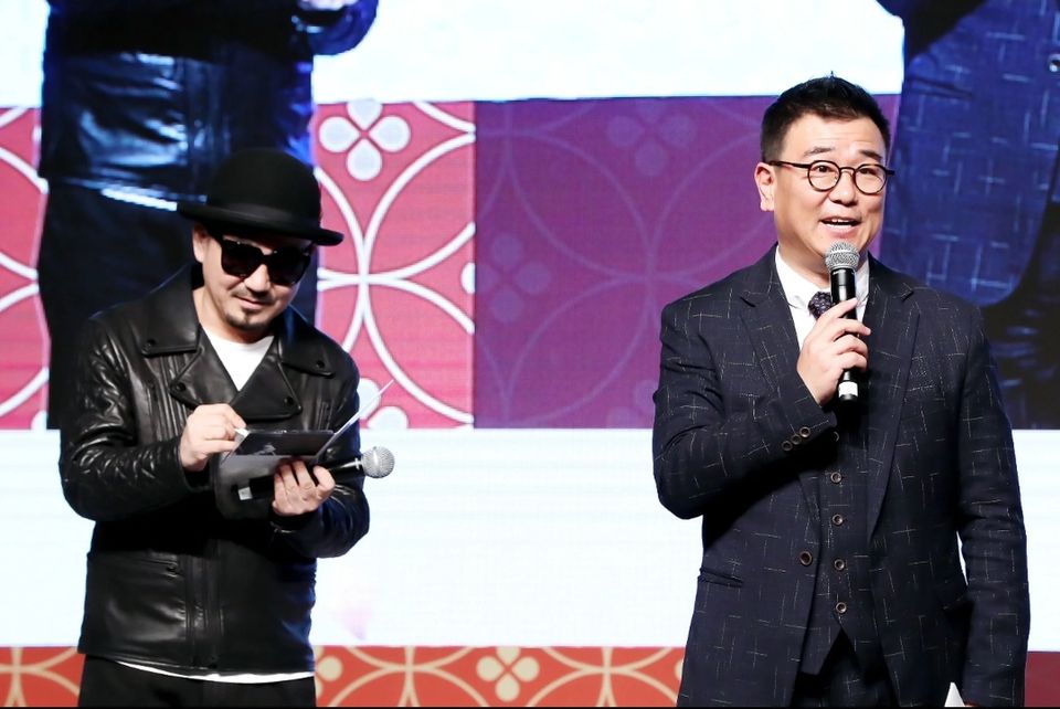 무대에서 마이크를 잡고 진행하는 MC