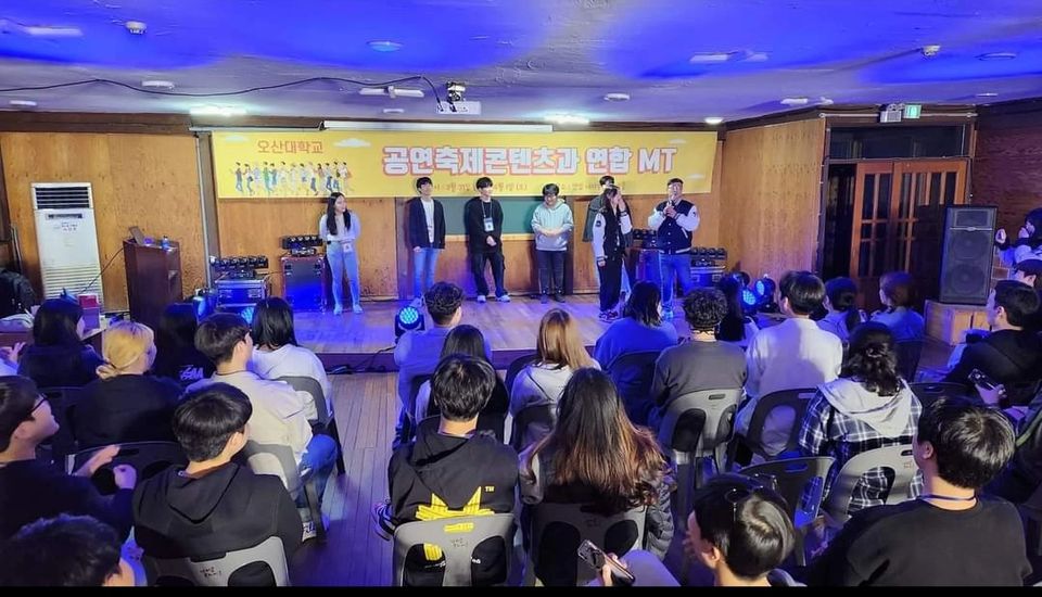 공연형 행사 무대와 객석